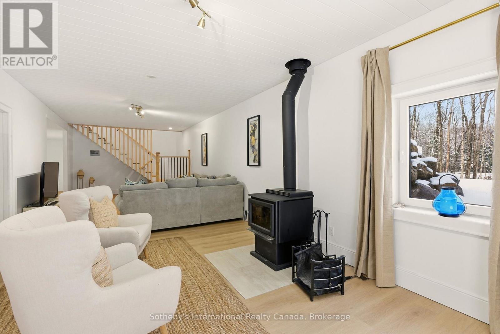 2435 Ravenscliffe Road, Huntsville (Stisted), ON - Indoor