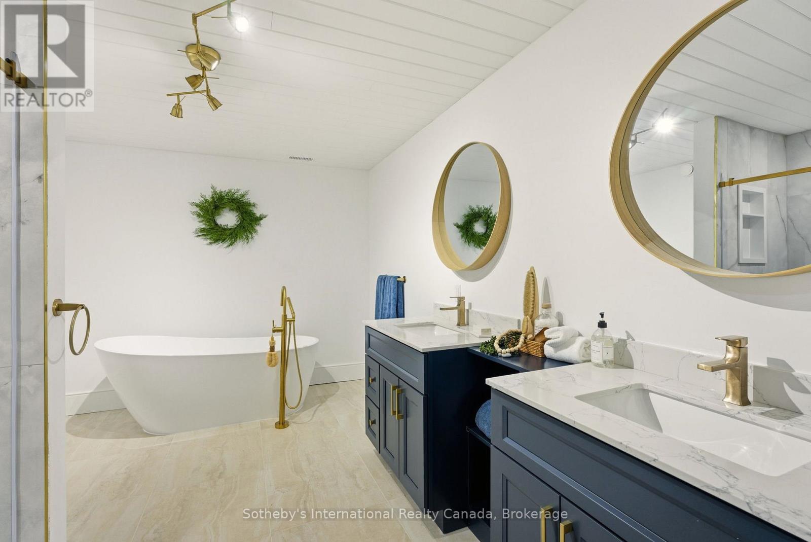 2435 Ravenscliffe Road, Huntsville (Stisted), ON - Indoor Photo Showing Bathroom