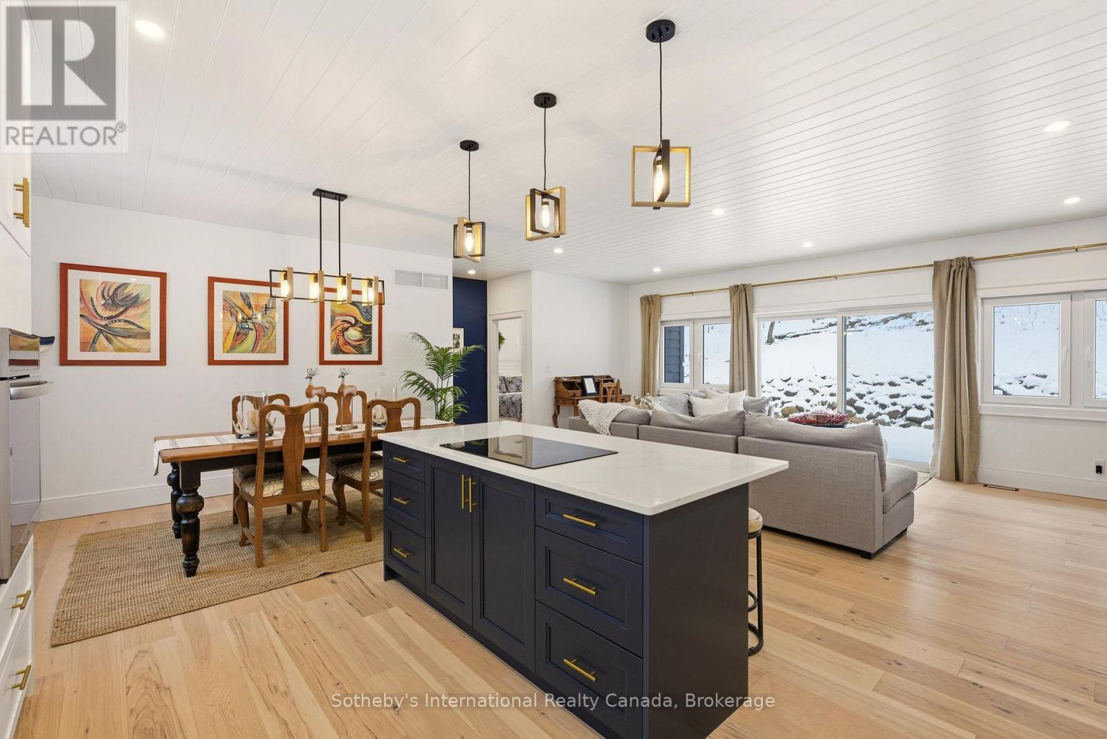 2435 Ravenscliffe Road, Huntsville (Stisted), ON - Indoor