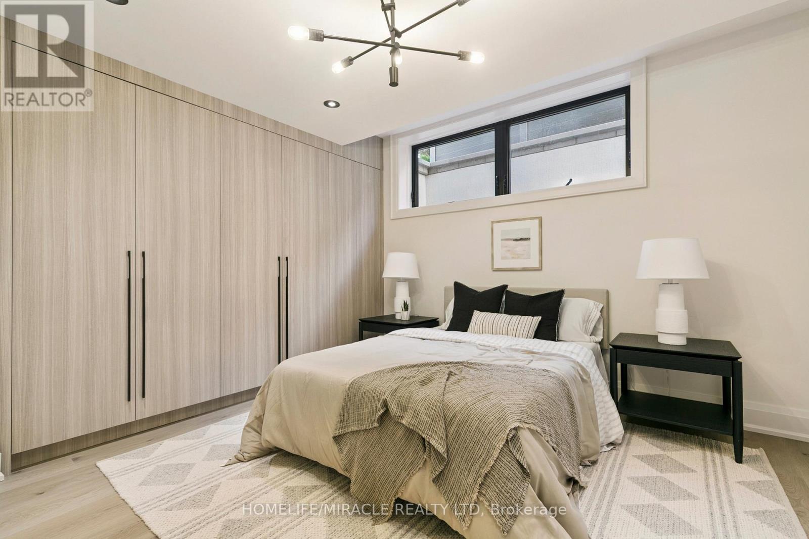 517 Stafford Drive, Oakville, ON - Indoor Photo Showing Bedroom