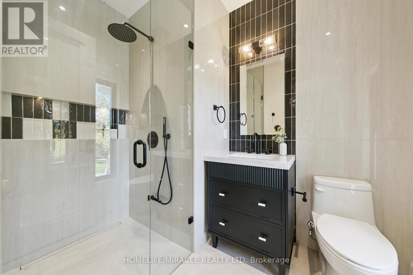 517 Stafford Drive, Oakville, ON - Indoor Photo Showing Bathroom