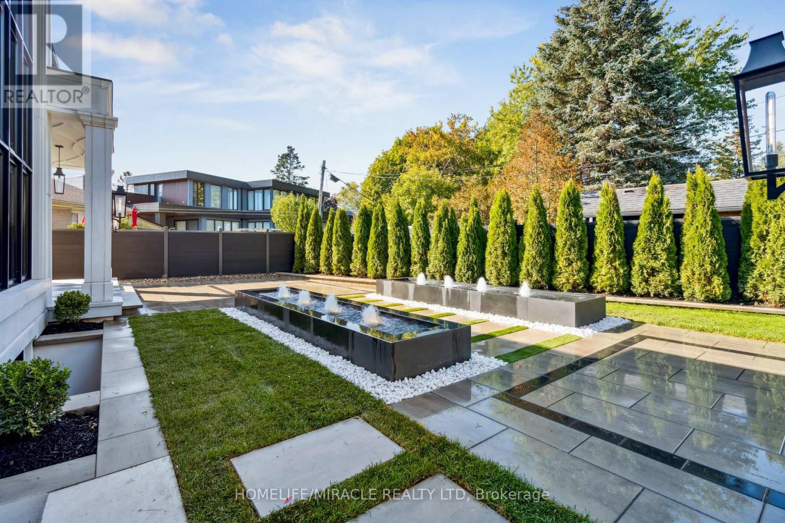 517 Stafford Drive, Oakville, ON - Outdoor