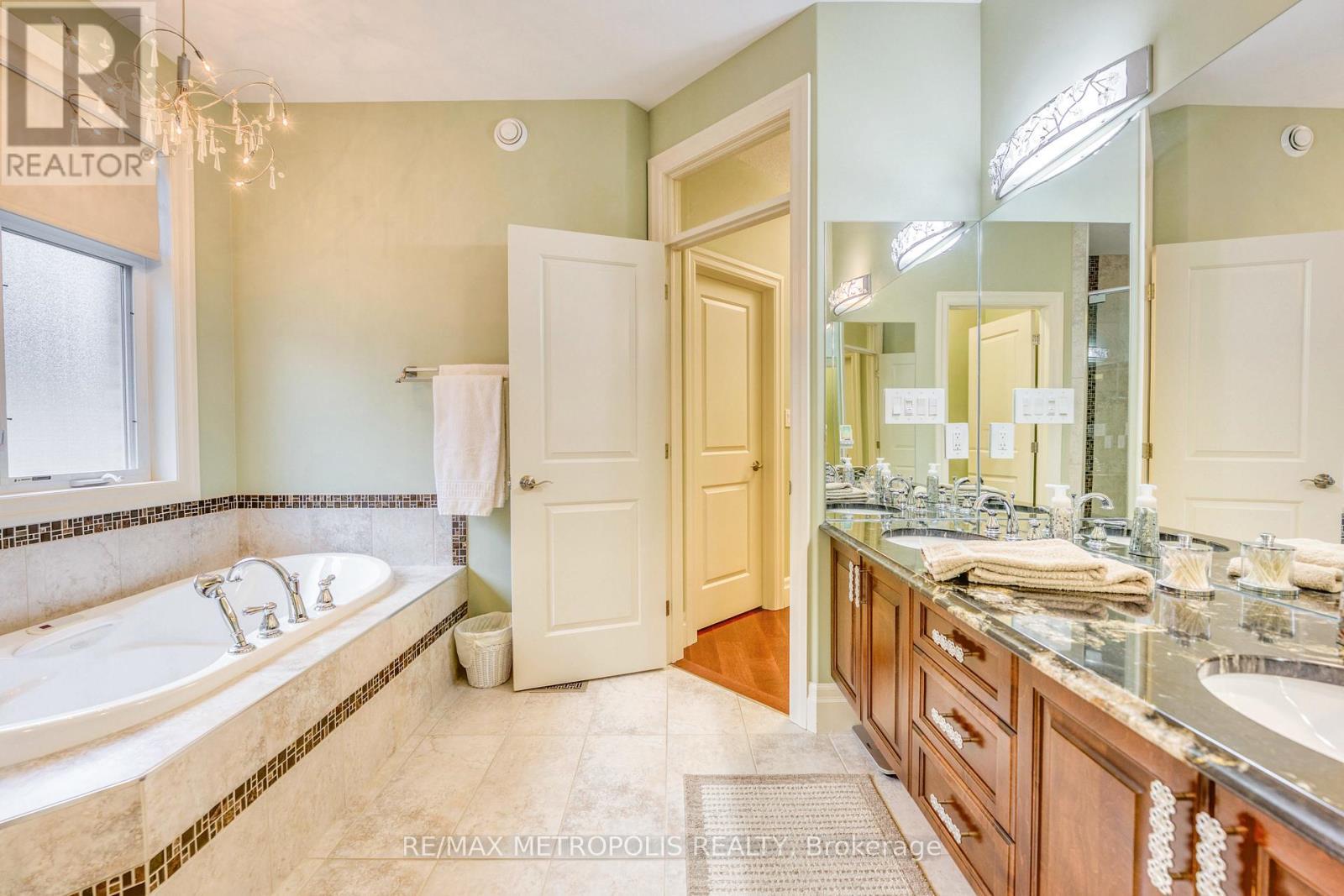 1221 Mike Weir Drive, Sarnia, ON - Indoor Photo Showing Bathroom