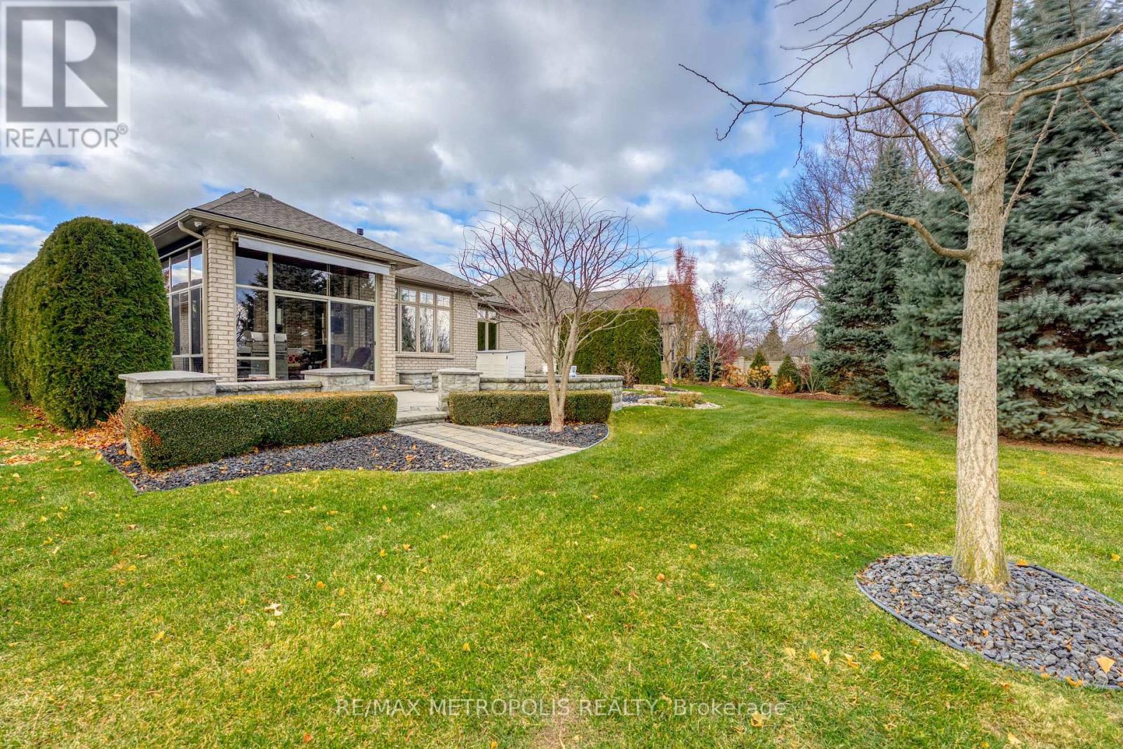 1221 Mike Weir Drive, Sarnia, ON - Outdoor