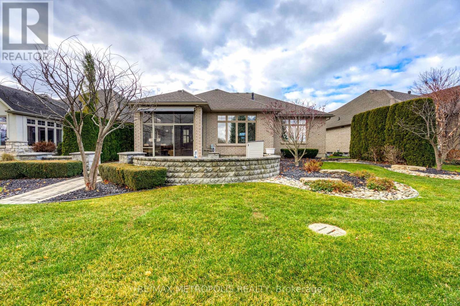 1221 Mike Weir Drive, Sarnia, ON - Outdoor