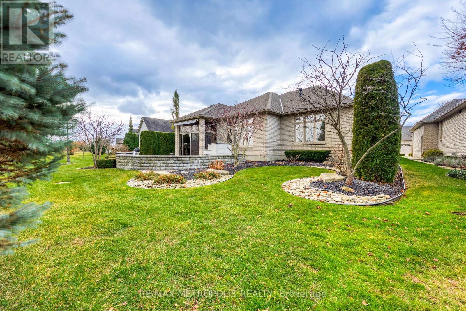 1221 Mike Weir Drive, Sarnia, ON - Outdoor