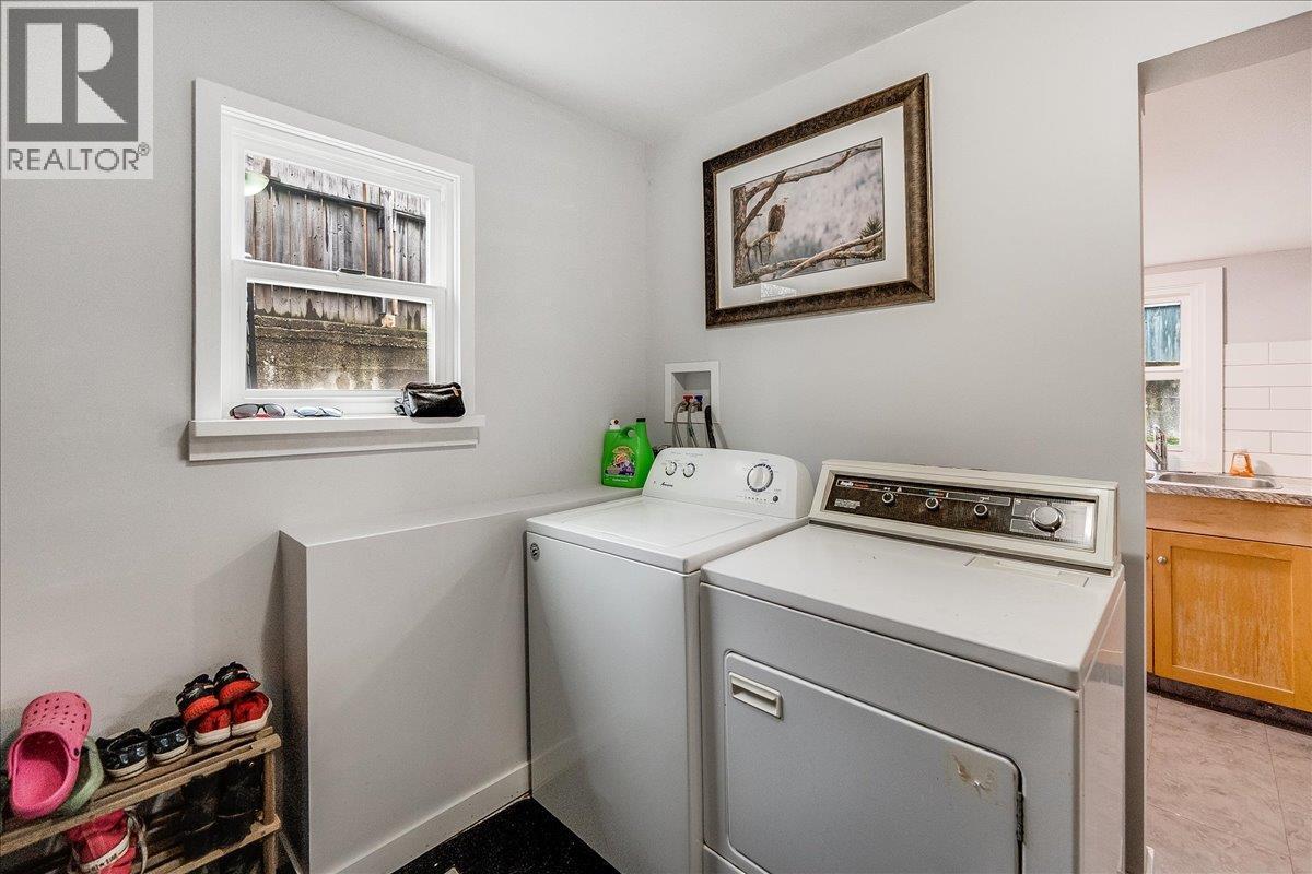 530 Turner Street, Warfield, BC - Indoor Photo Showing Laundry Room