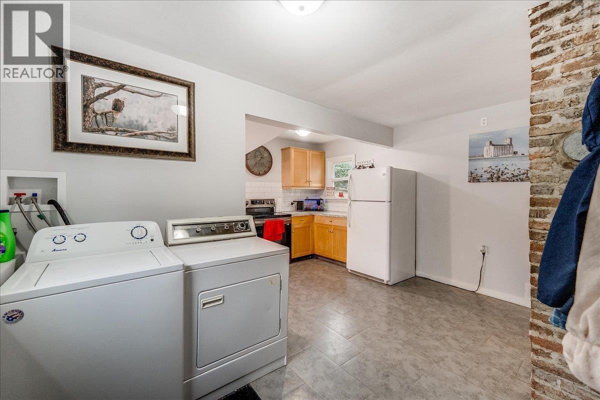 530 Turner Street, Warfield, BC - Indoor Photo Showing Laundry Room