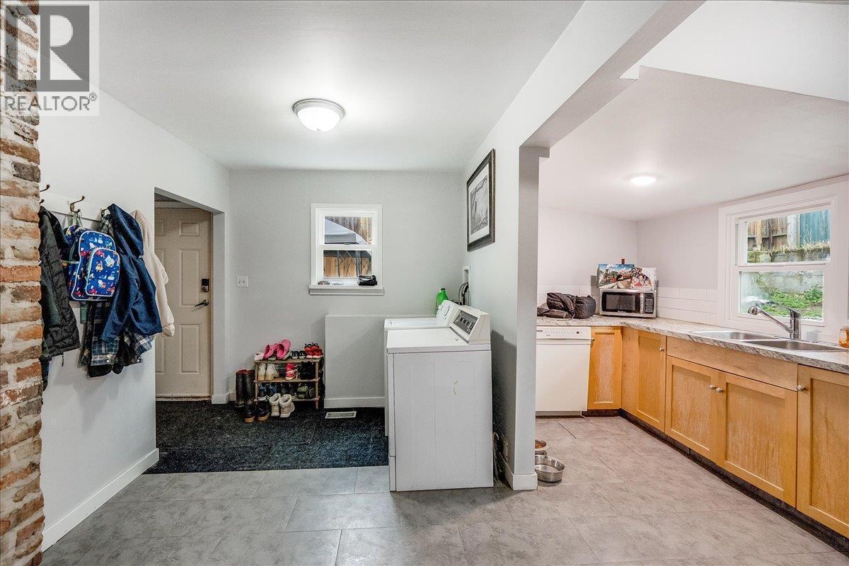 530 Turner Street, Warfield, BC - Indoor Photo Showing Laundry Room
