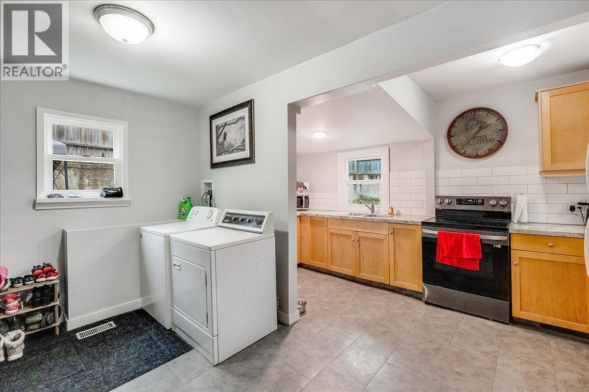 530 Turner Street, Warfield, BC - Indoor Photo Showing Laundry Room