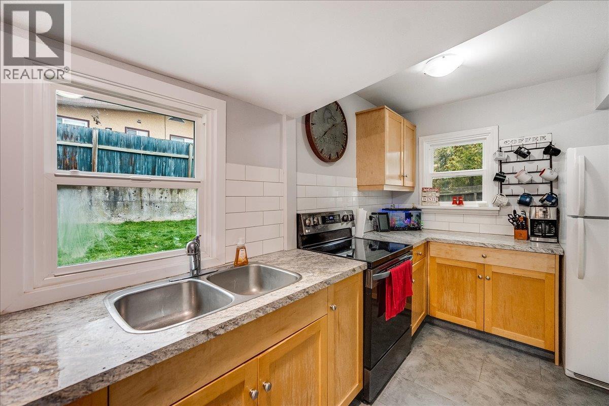 530 Turner Street, Warfield, BC - Indoor Photo Showing Kitchen With Double Sink