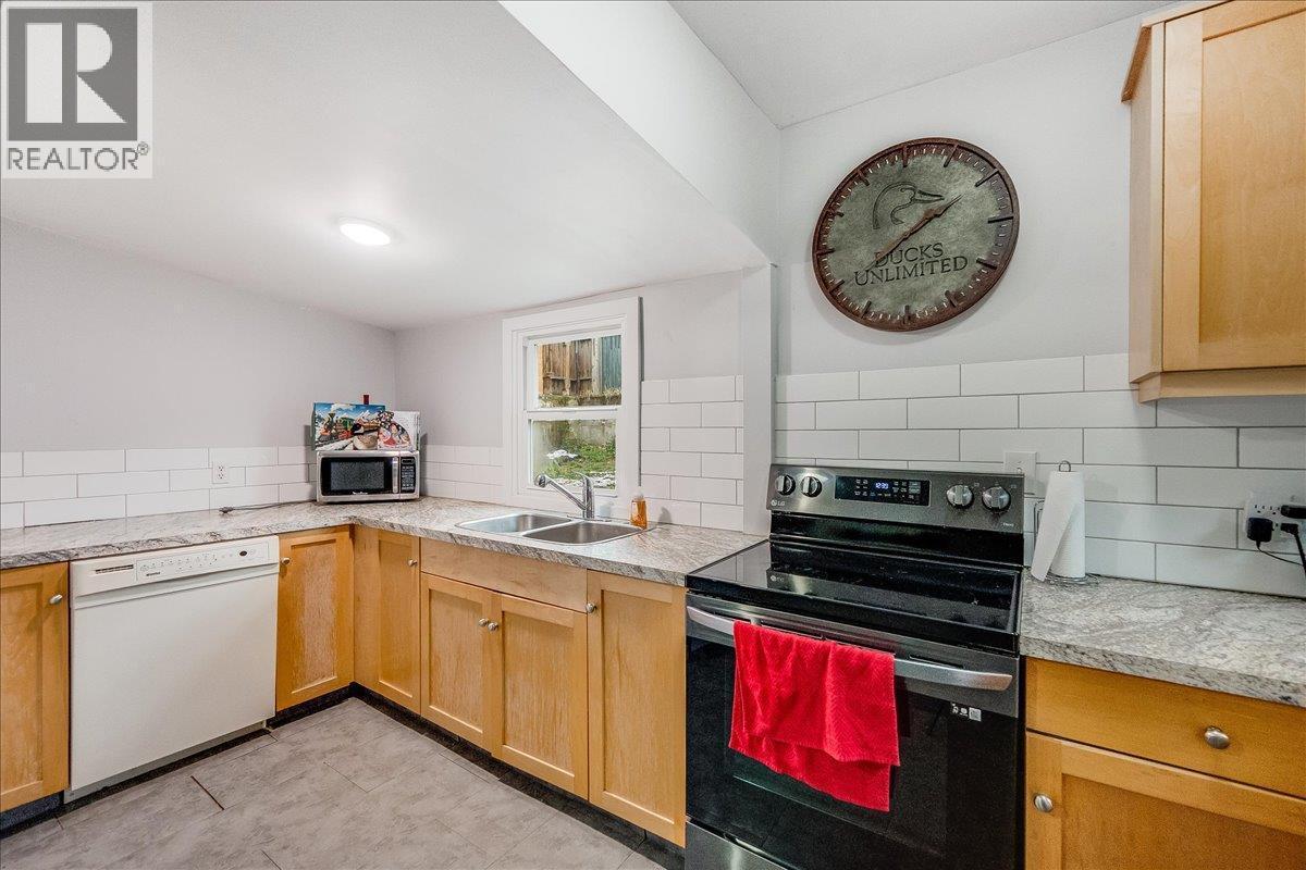 530 Turner Street, Warfield, BC - Indoor Photo Showing Kitchen With Double Sink
