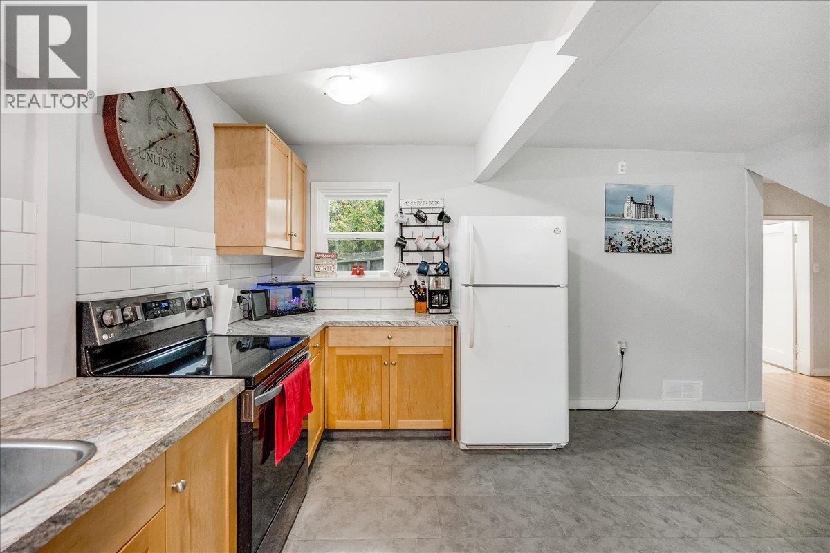 530 Turner Street, Warfield, BC - Indoor Photo Showing Kitchen