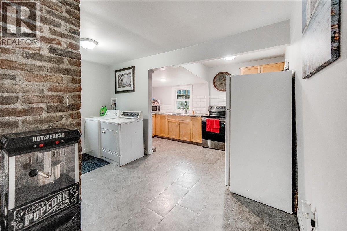 530 Turner Street, Warfield, BC - Indoor Photo Showing Laundry Room