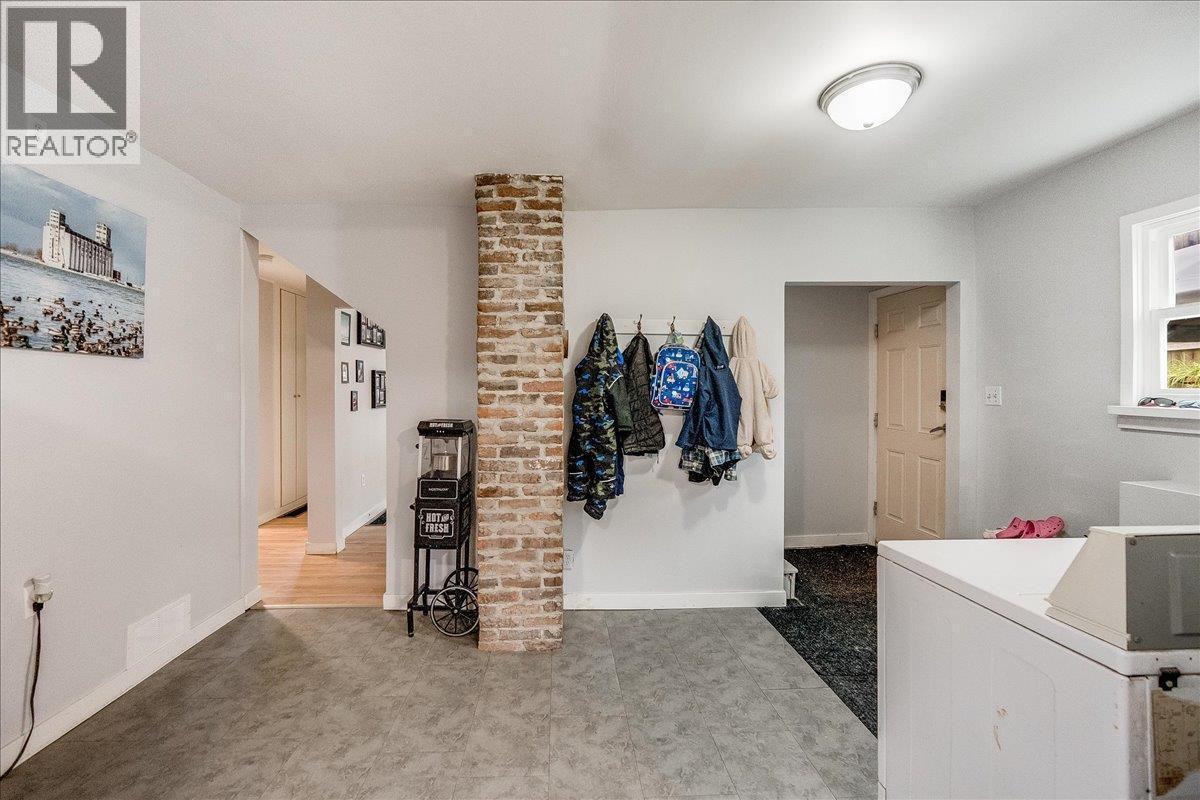 530 Turner Street, Warfield, BC - Indoor Photo Showing Other Room