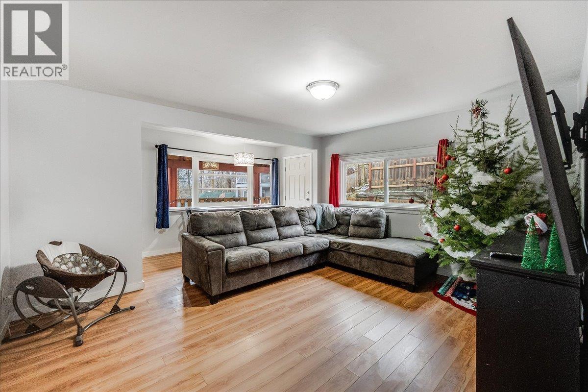 530 Turner Street, Warfield, BC - Indoor Photo Showing Living Room