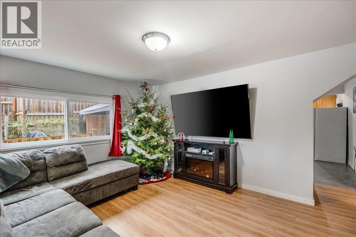 530 Turner Street, Warfield, BC - Indoor Photo Showing Living Room