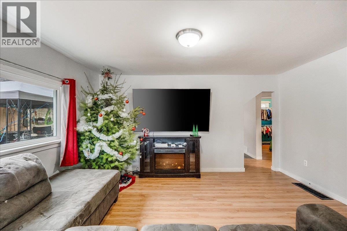 530 Turner Street, Warfield, BC - Indoor Photo Showing Living Room With Fireplace