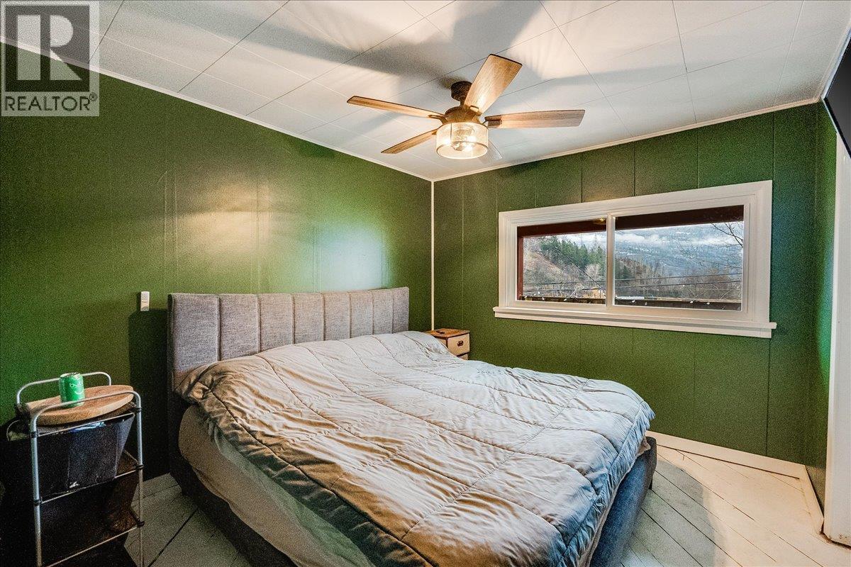 530 Turner Street, Warfield, BC - Indoor Photo Showing Bedroom