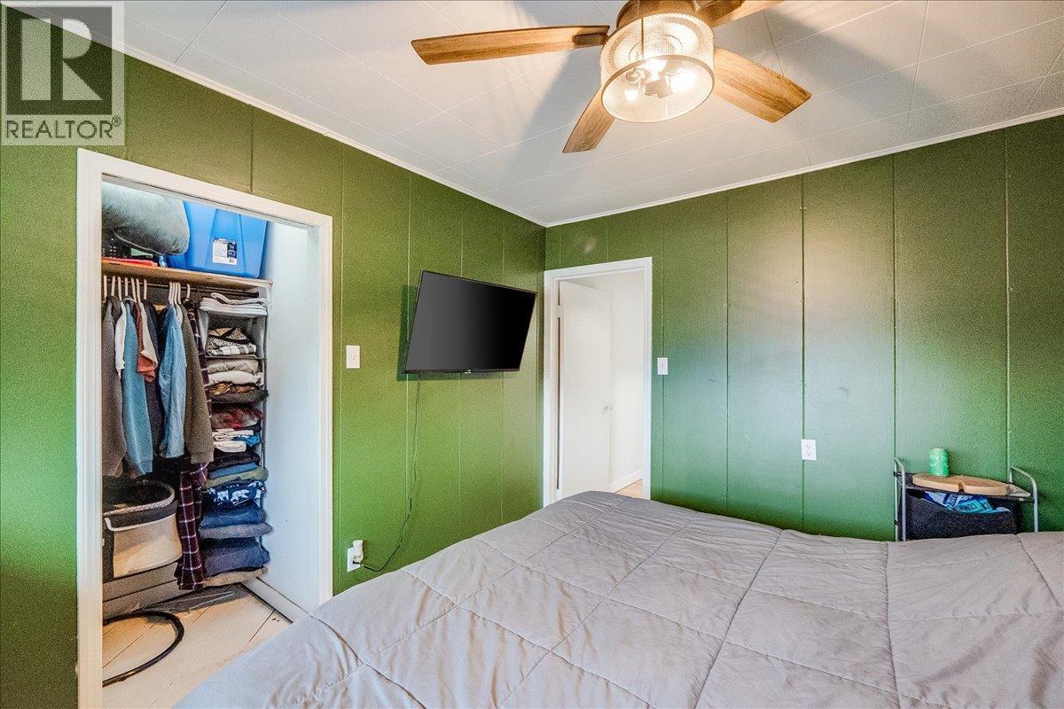 530 Turner Street, Warfield, BC - Indoor Photo Showing Bedroom