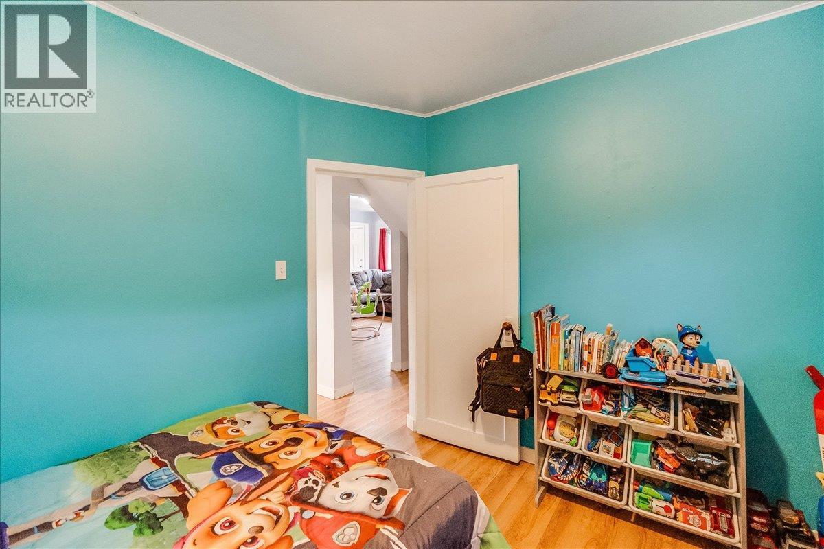 530 Turner Street, Warfield, BC - Indoor Photo Showing Bedroom