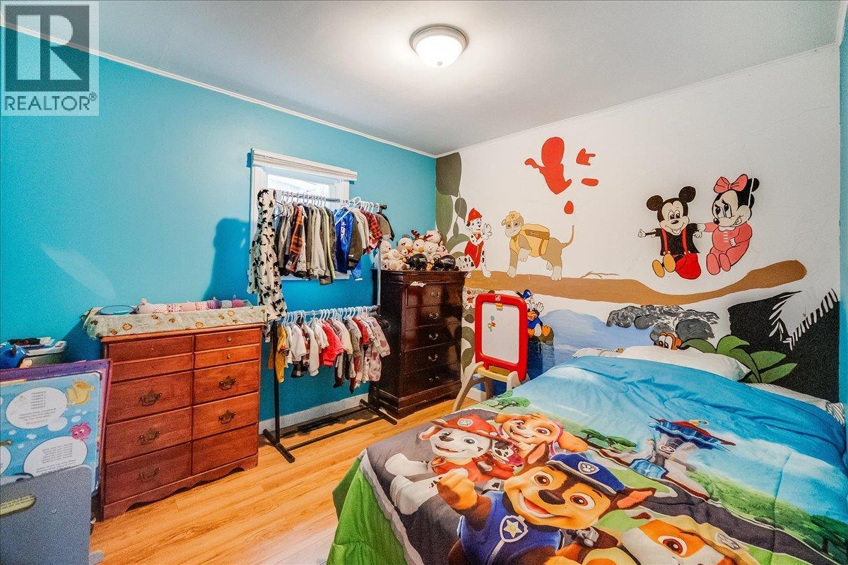 530 Turner Street, Warfield, BC - Indoor Photo Showing Bedroom