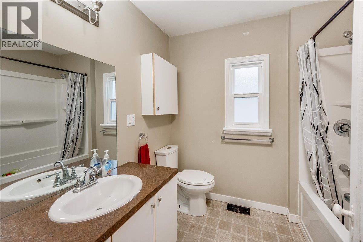 530 Turner Street, Warfield, BC - Indoor Photo Showing Bathroom