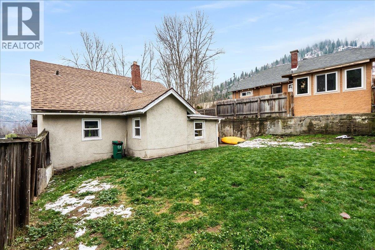 530 Turner Street, Warfield, BC - Outdoor