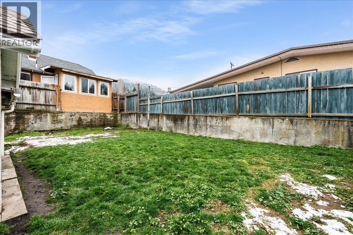 530 Turner Street, Warfield, BC - Outdoor