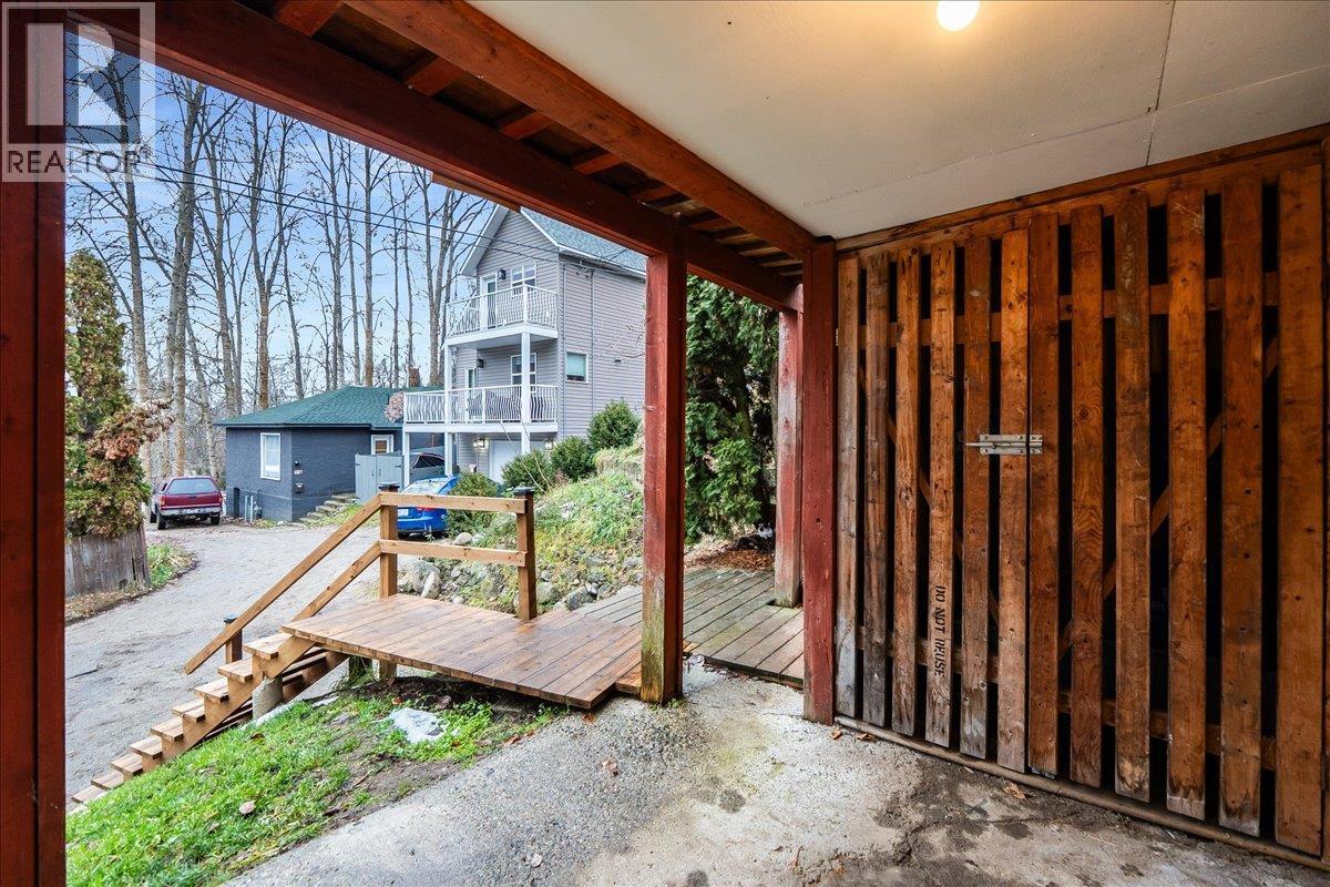 530 Turner Street, Warfield, BC - Indoor Photo Showing Other Room