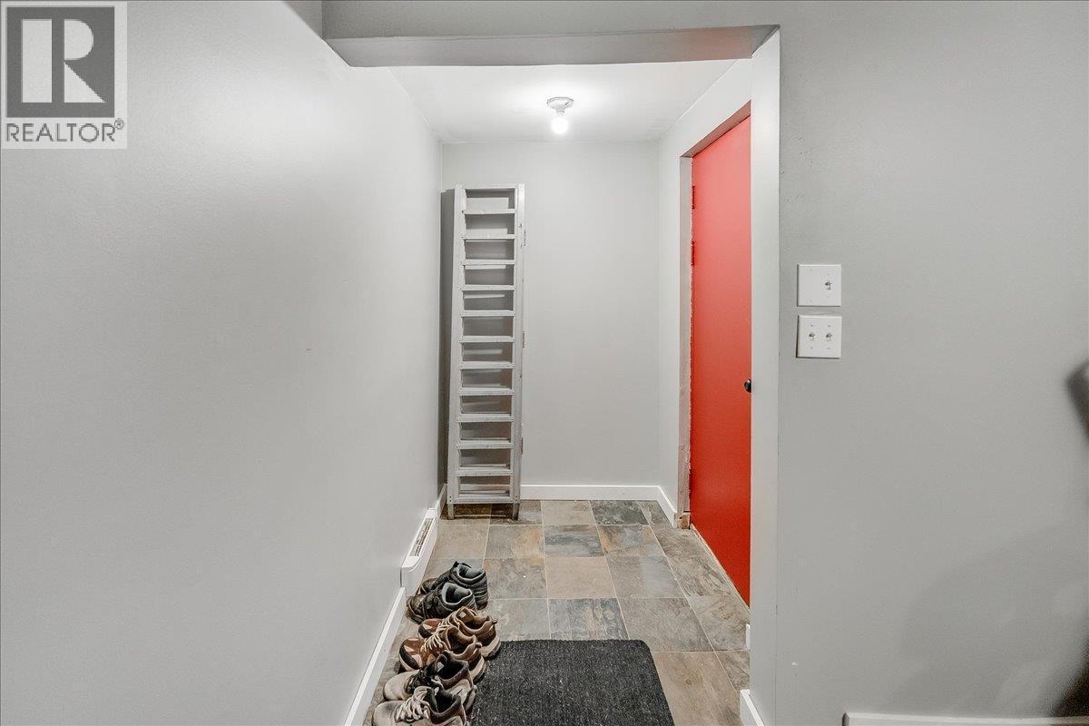 530 Turner Street, Warfield, BC - Indoor Photo Showing Other Room