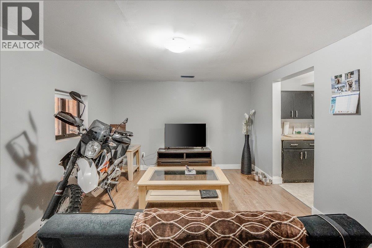 530 Turner Street, Warfield, BC - Indoor