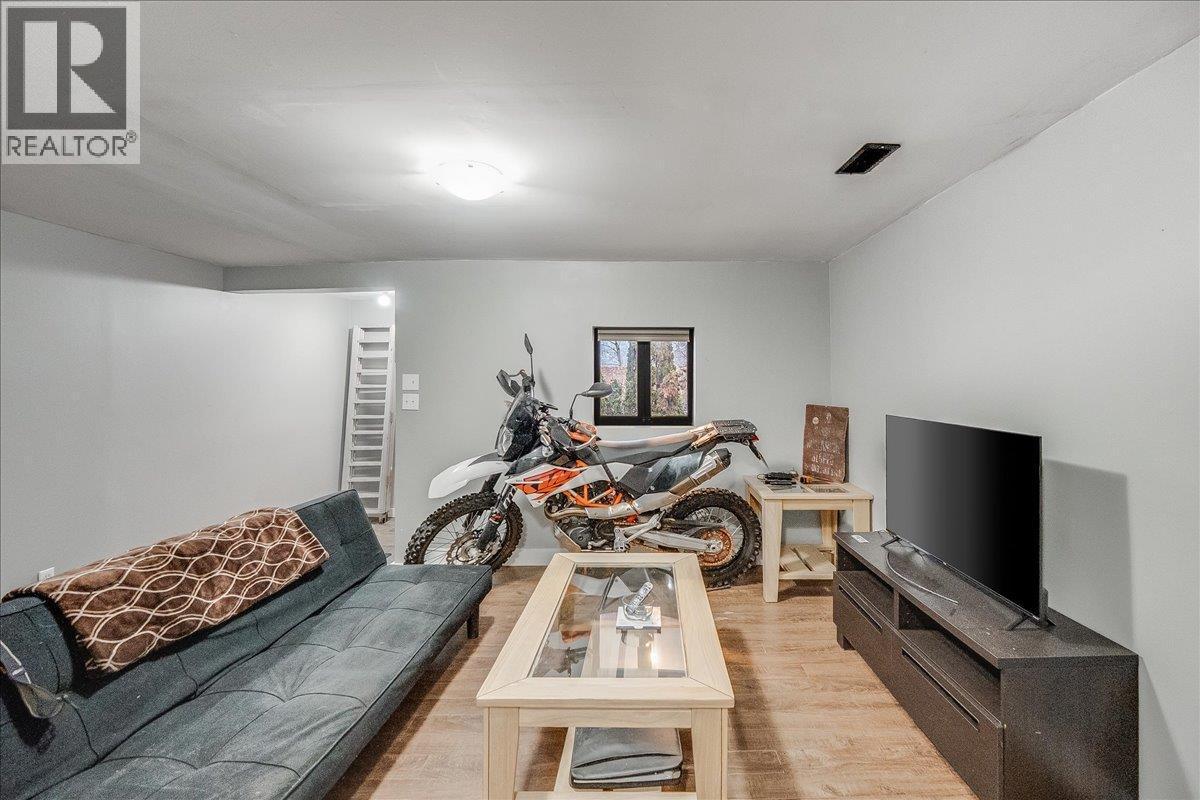 530 Turner Street, Warfield, BC - Indoor