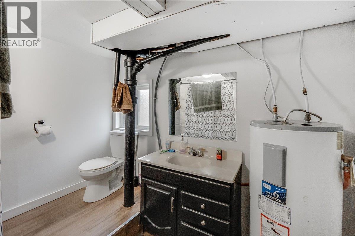 530 Turner Street, Warfield, BC - Indoor Photo Showing Bathroom