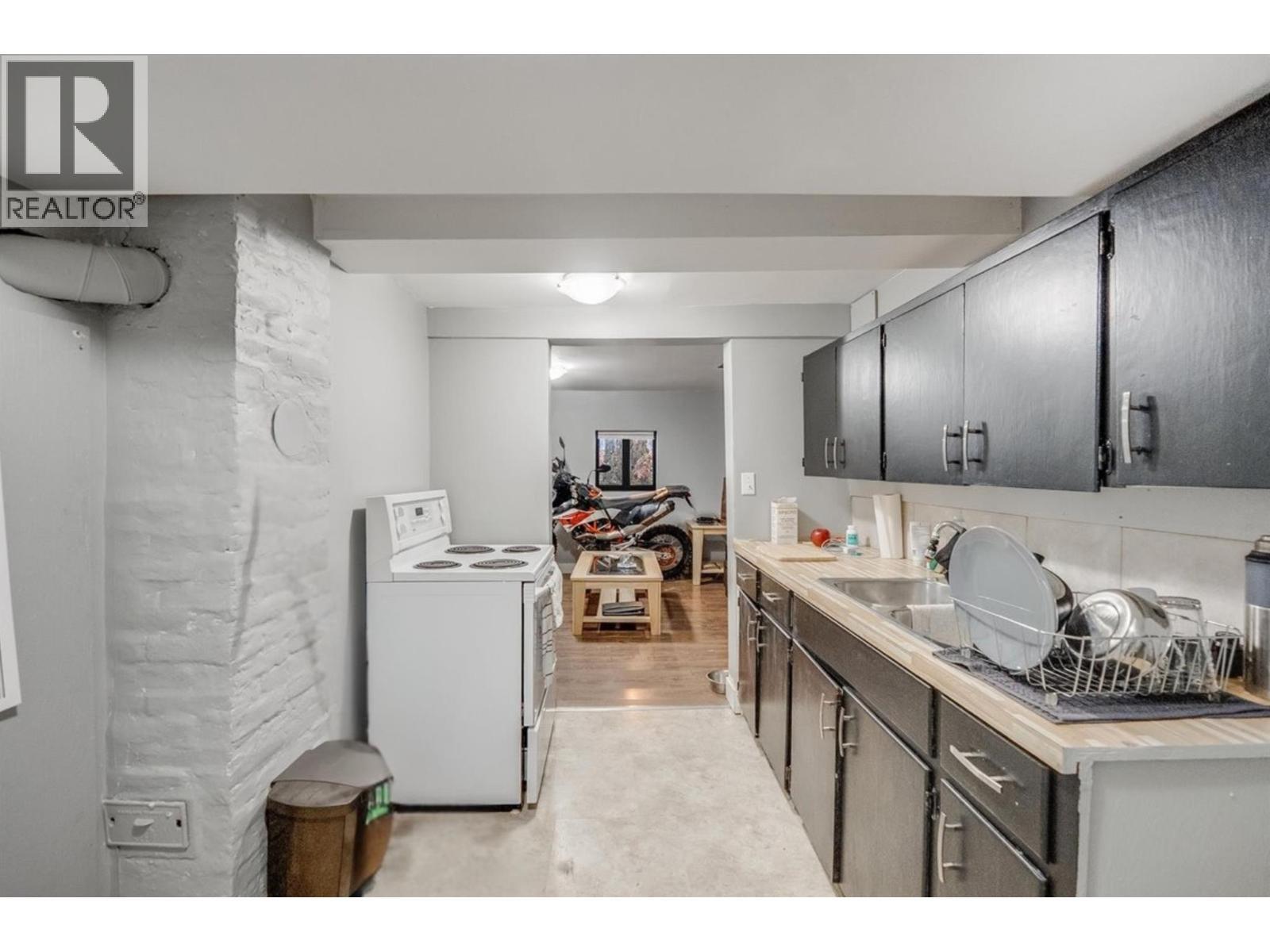 530 Turner Street, Warfield, BC - Indoor Photo Showing Laundry Room