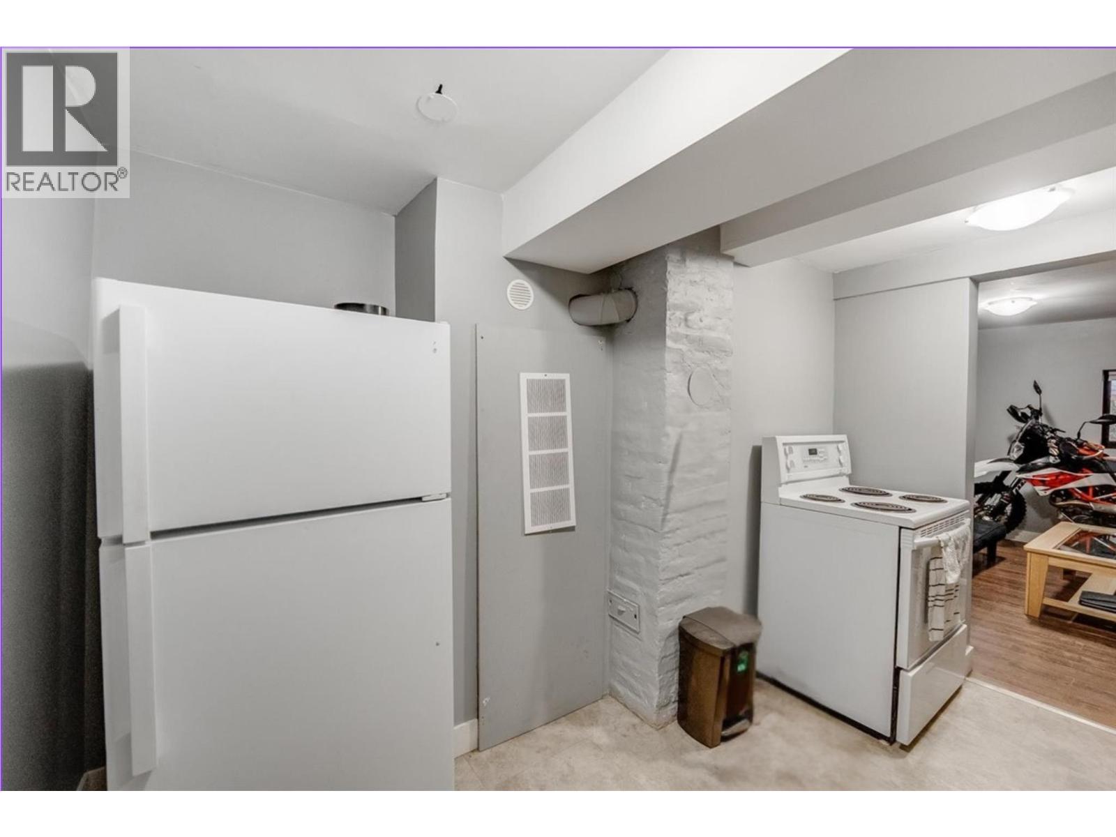 530 Turner Street, Warfield, BC - Indoor Photo Showing Laundry Room