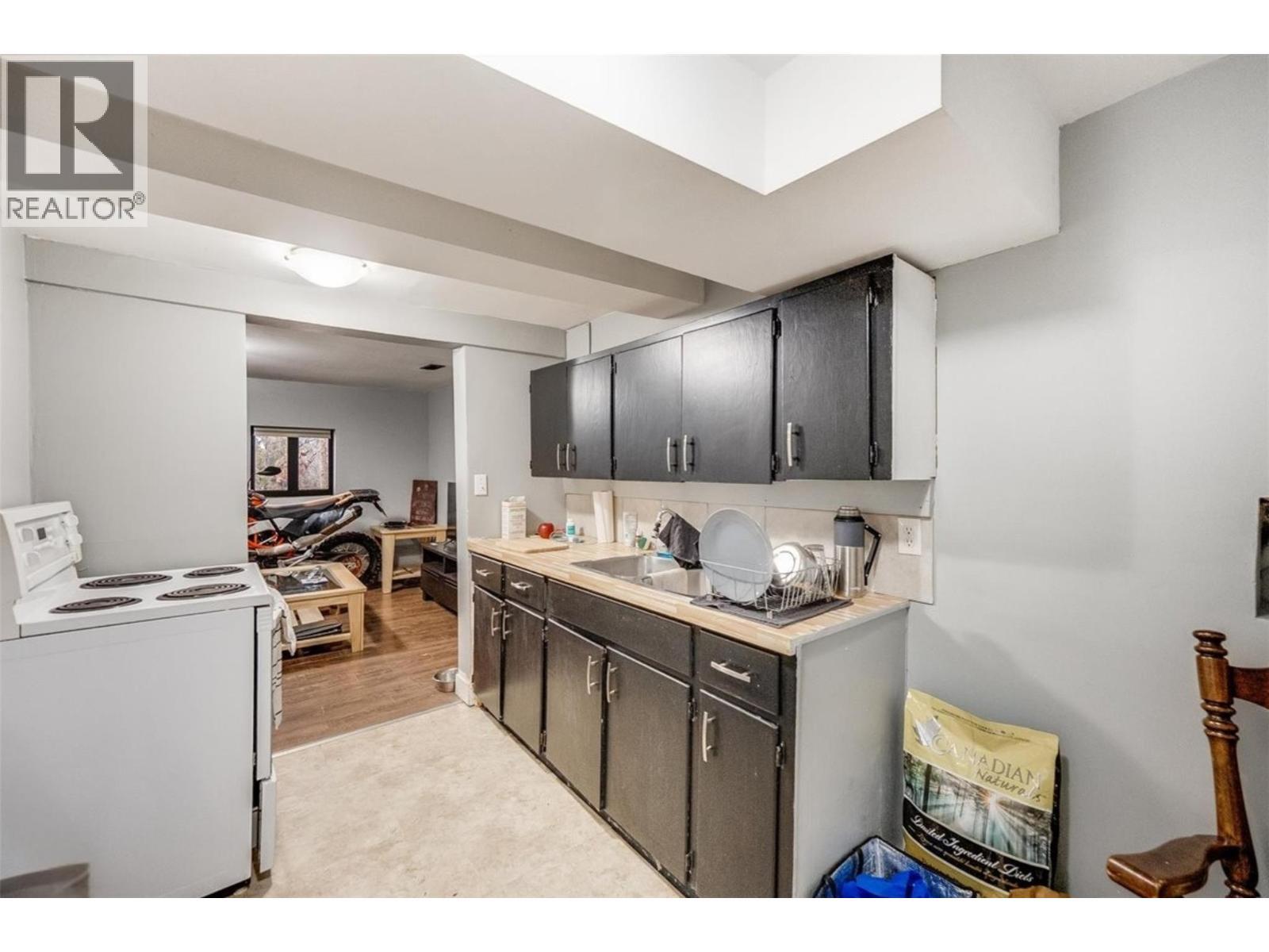 530 Turner Street, Warfield, BC - Indoor Photo Showing Laundry Room