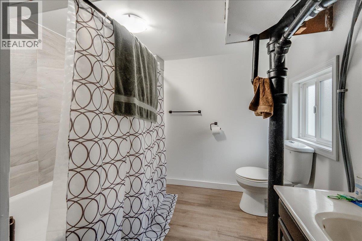 530 Turner Street, Warfield, BC - Indoor Photo Showing Bathroom
