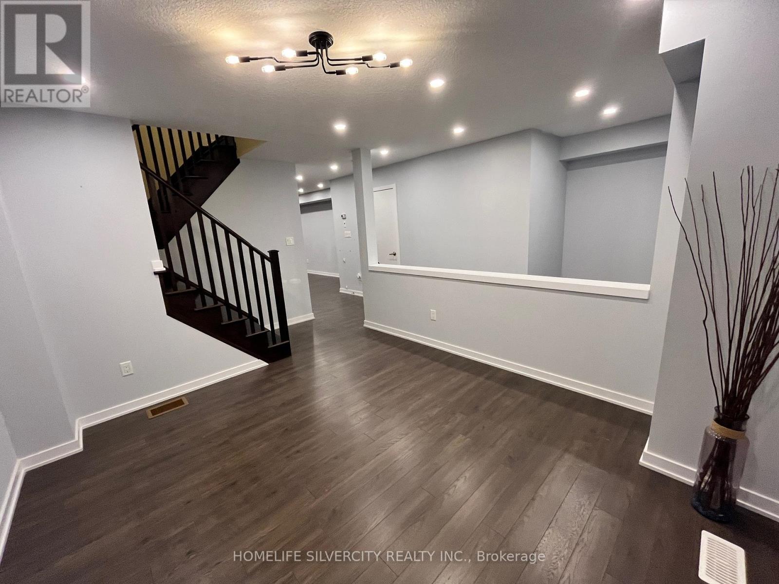 98 Crafter Crescent, Hamilton, ON - Indoor Photo Showing Other Room