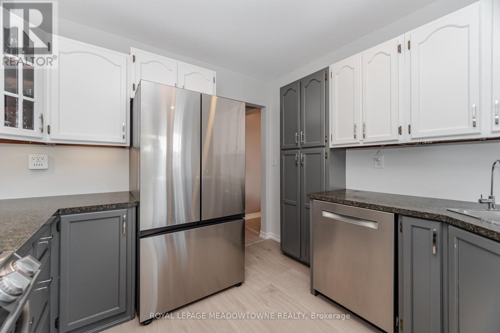 6 Hollis Crescent, East Gwillimbury, ON - Indoor Photo Showing Kitchen