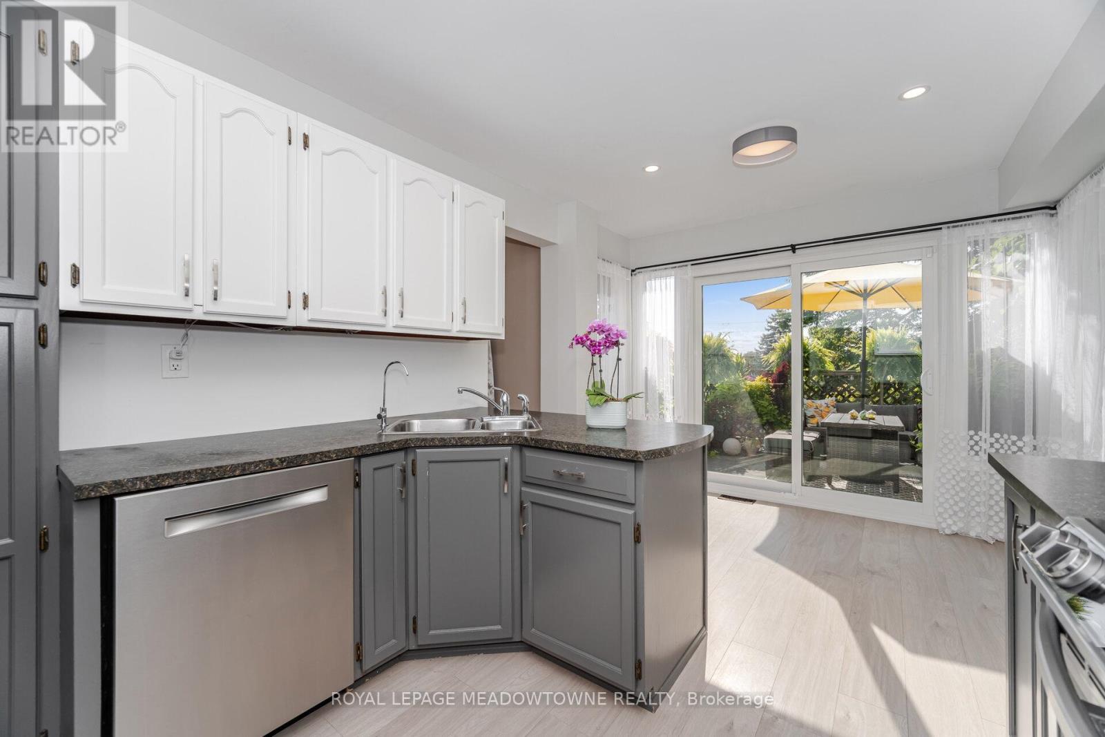 6 Hollis Crescent, East Gwillimbury, ON - Indoor Photo Showing Kitchen
