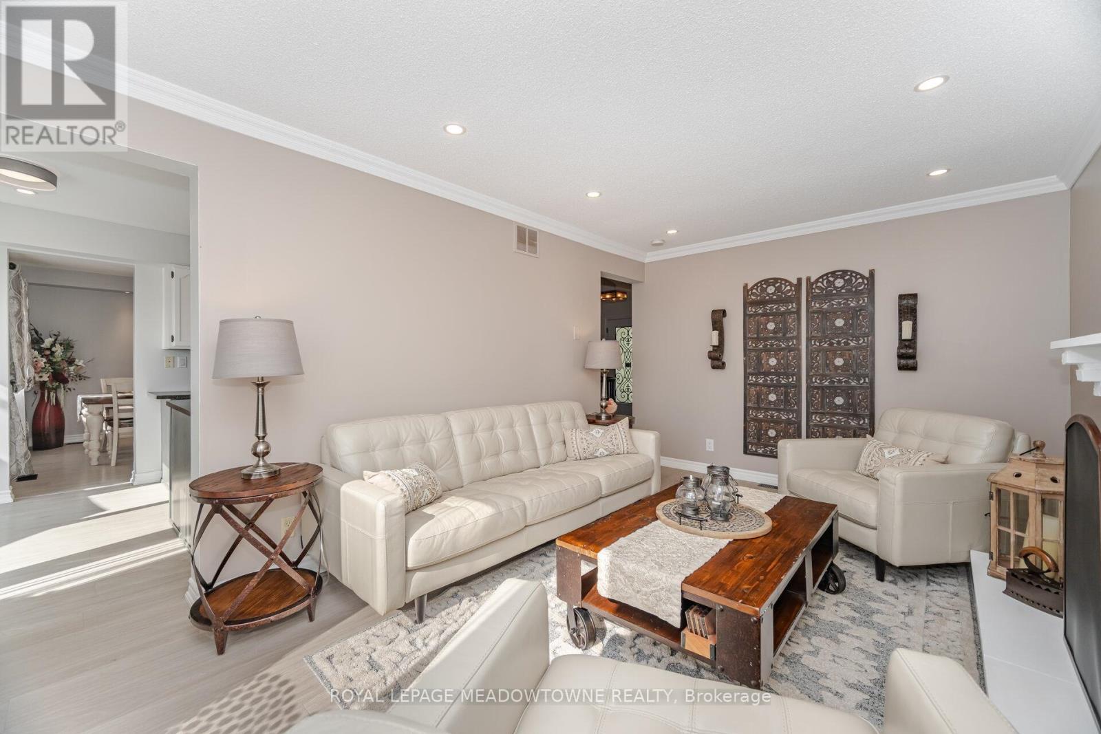 6 Hollis Crescent, East Gwillimbury, ON - Indoor Photo Showing Living Room