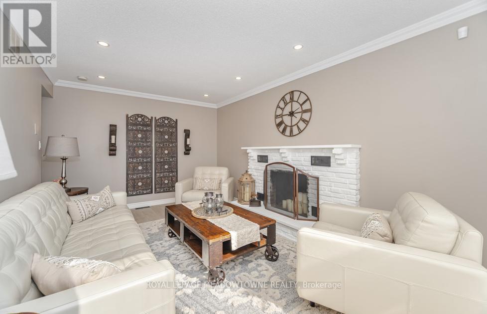 6 Hollis Crescent, East Gwillimbury, ON - Indoor Photo Showing Living Room With Fireplace