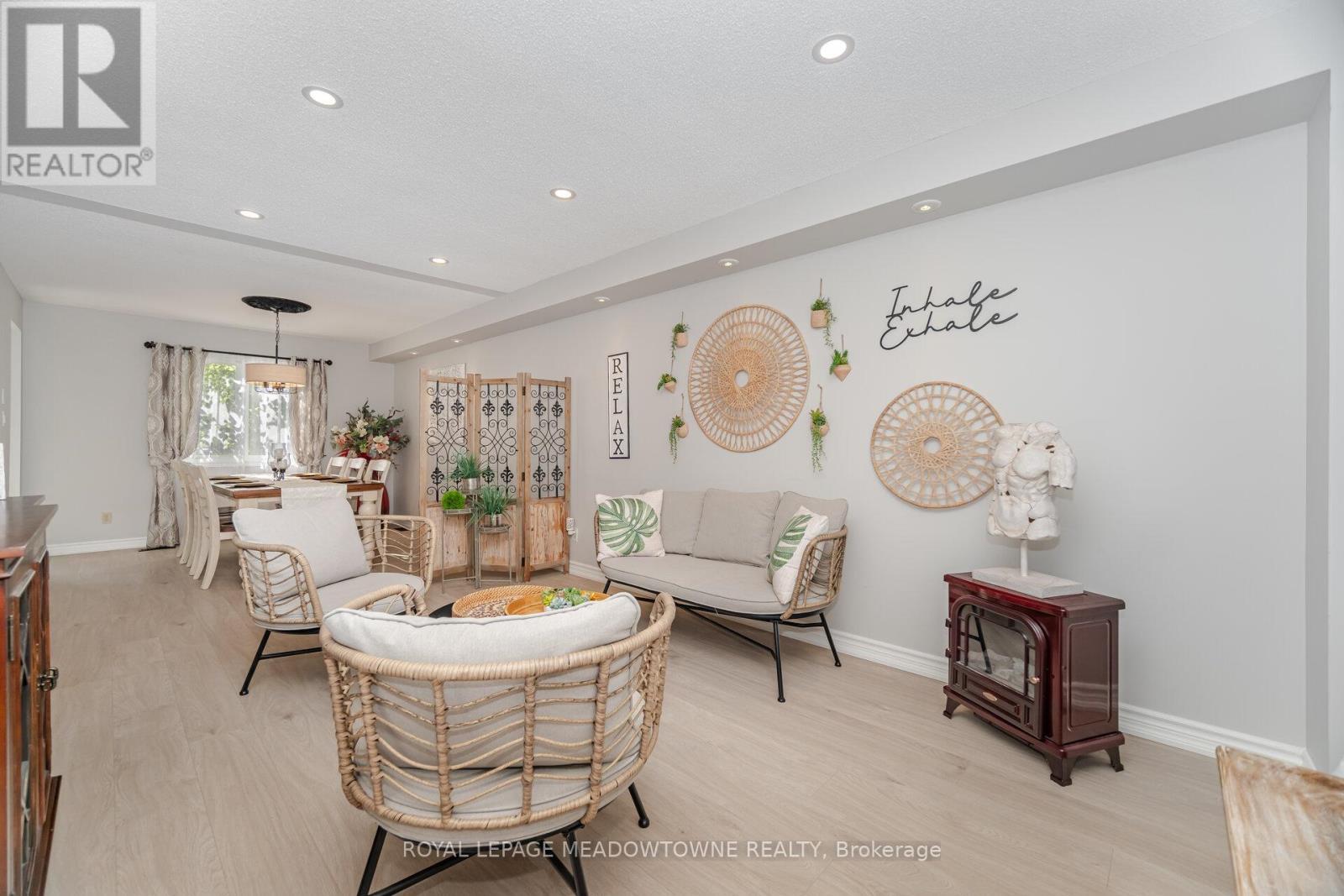 6 Hollis Crescent, East Gwillimbury, ON - Indoor Photo Showing Living Room
