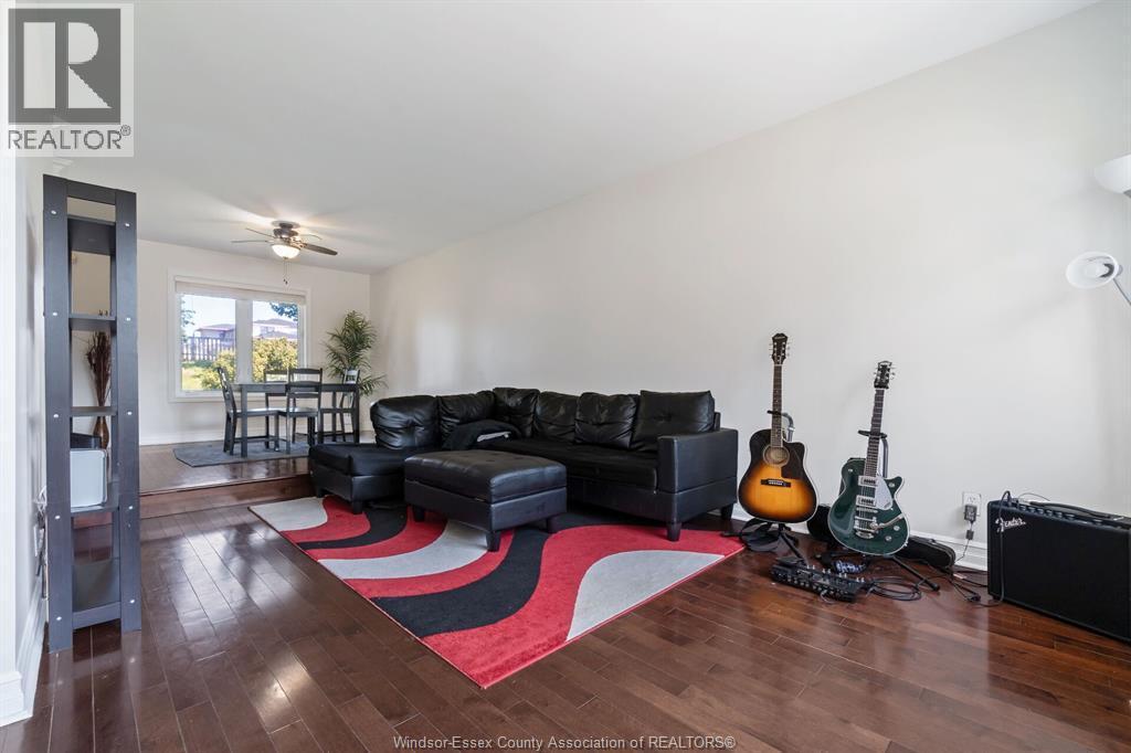 28 Carter Avenue, Leamington, ON - Indoor Photo Showing Living Room