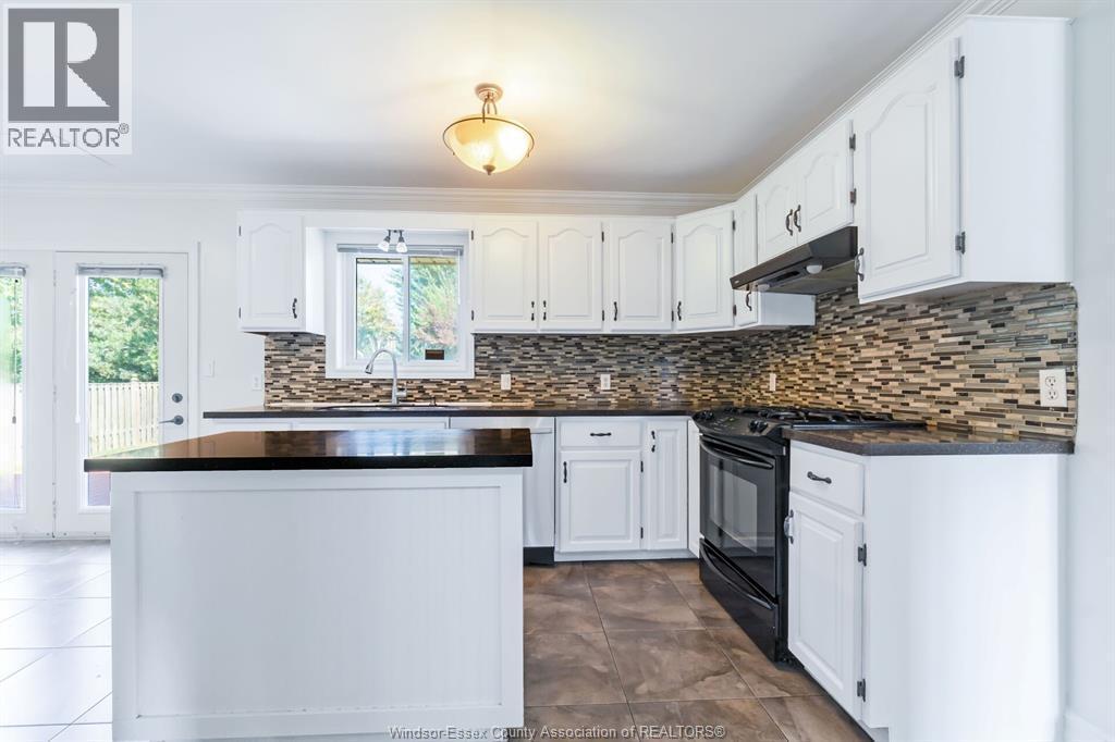 28 Carter Avenue, Leamington, ON - Indoor Photo Showing Kitchen