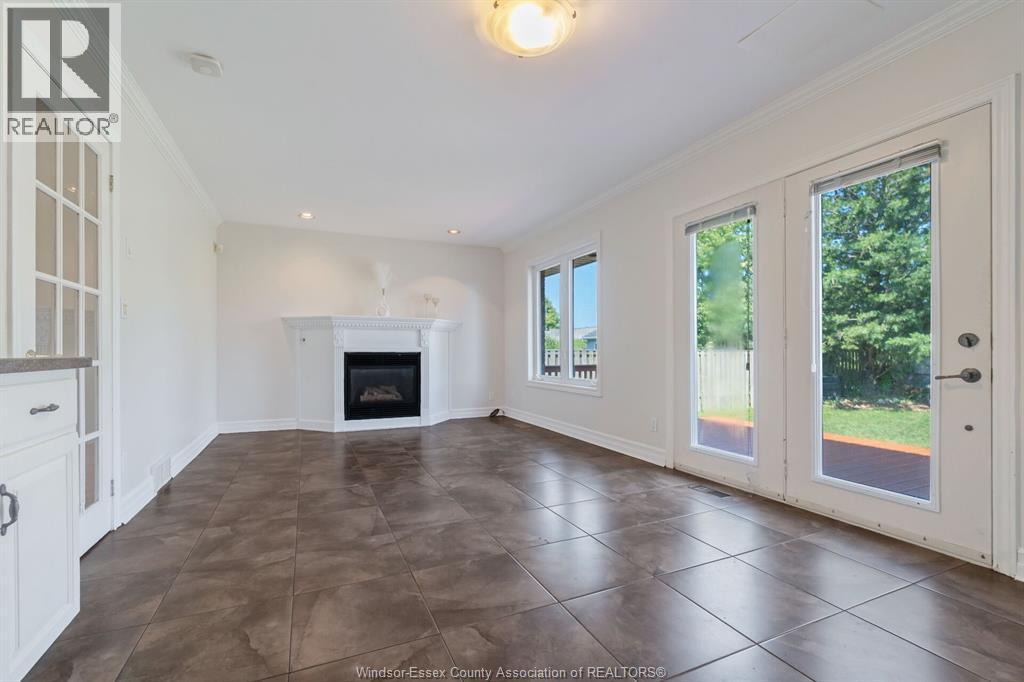 28 Carter Avenue, Leamington, ON - Indoor Photo Showing Living Room With Fireplace