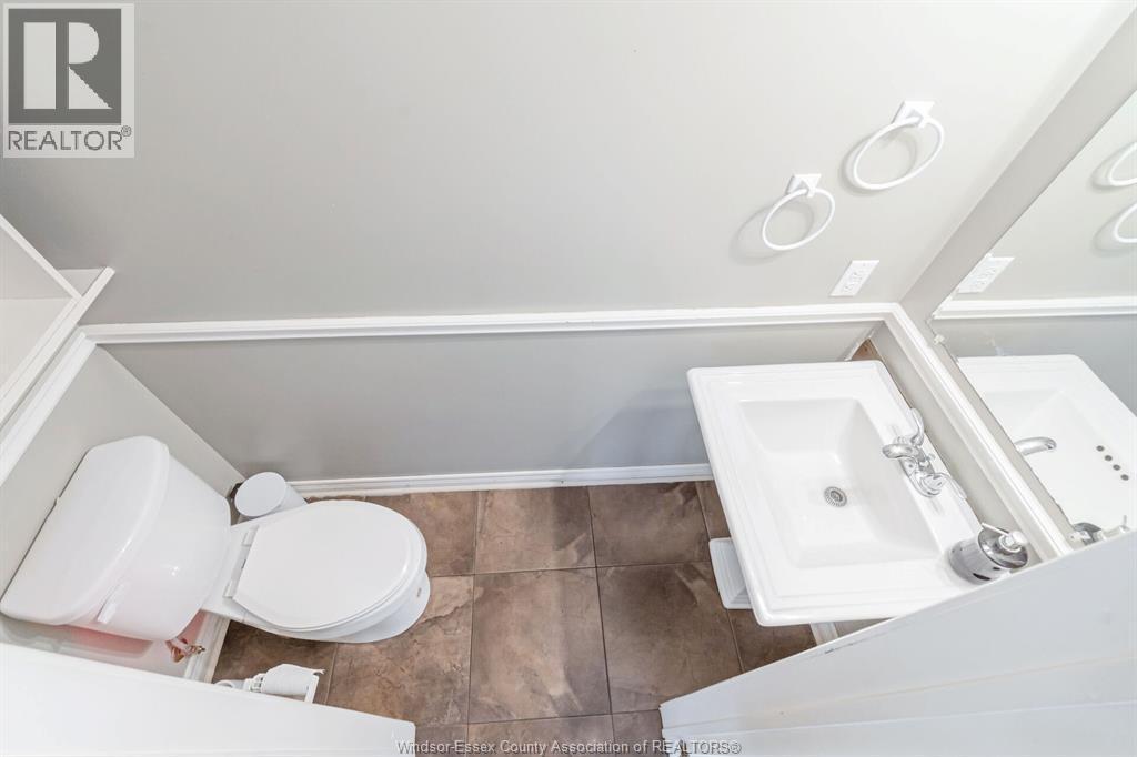 28 Carter Avenue, Leamington, ON - Indoor Photo Showing Bathroom
