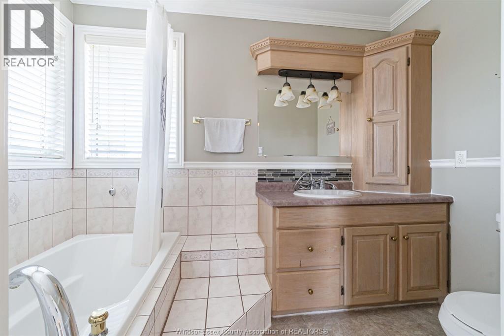 28 Carter Avenue, Leamington, ON - Indoor Photo Showing Bathroom