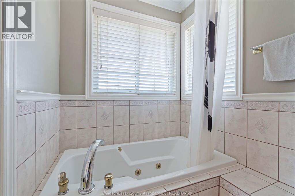 28 Carter Avenue, Leamington, ON - Indoor Photo Showing Bathroom